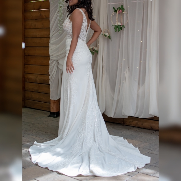 Stunning Ivoire Collection Wedding dress- With Train; Ivory color - Picture 1 of 7